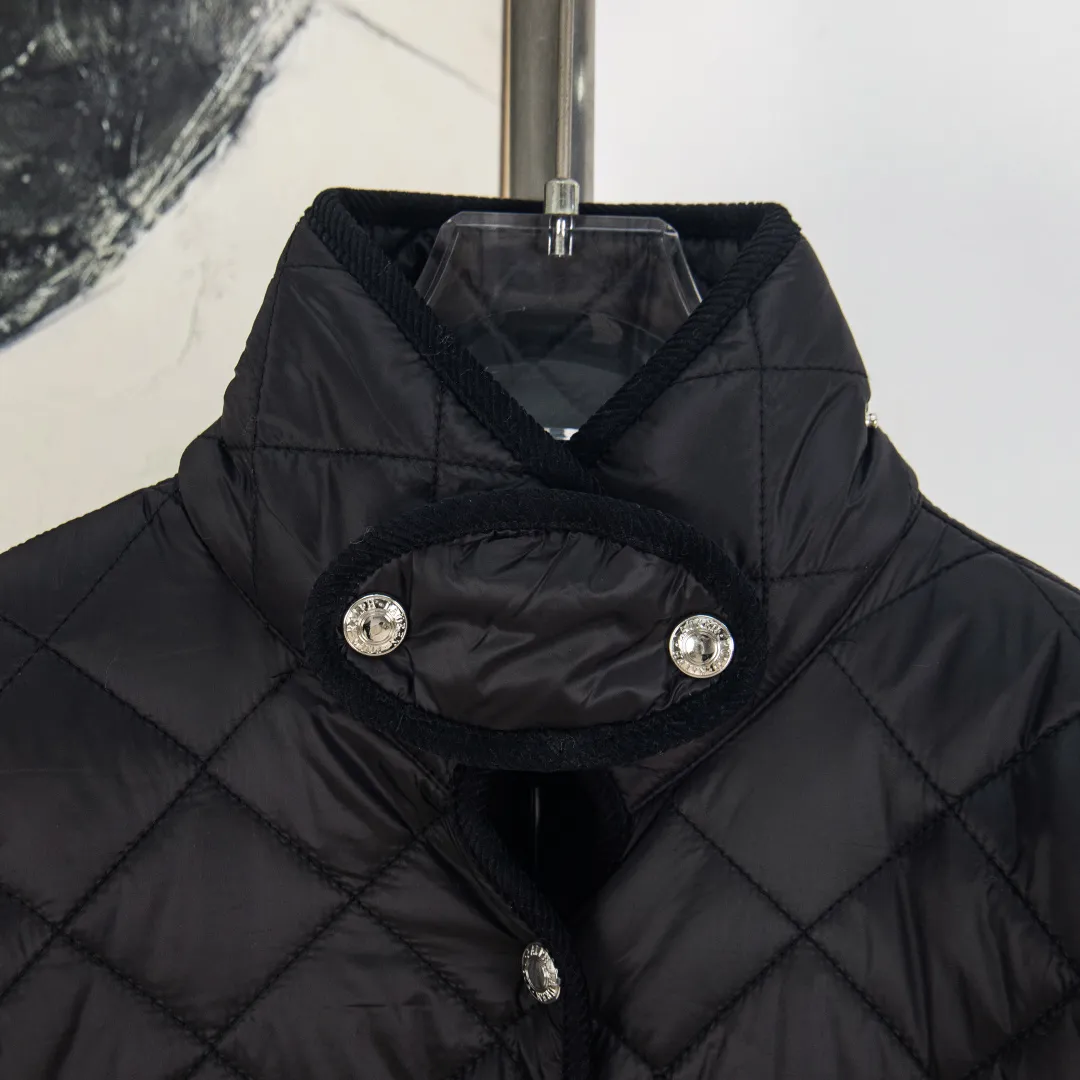 P390 zp version [Exclusive supply] Ralph Lauren/Ralph Lauren 2025aw autumn and winter popular items diamond-shaped quilted embroidered corduroy strips imitation feather jacket jacket Correct three-pocket version Slight waist design Free matching neckline ✅ Facial filling imitation feather cotton Three-in-one diamond-shaped quilted embroidery Soft and comfortable ✅ Customized double-circle brand hardware buckle back waist freely adjustable elastic design ✅ RL three-color diamond plaid cotton jacket 100% restoration Corduroy strips run through the whole body. No knots or overlaps. Artificial curling. Fine workmanship. Highly recommended. A rare cotton jacket that does not look bloated. Can be worn as an inner layer in the north. Wearing with multiple necklines. Elastic waistline at the back. Adjustable waistline. Matte memory technology gives the face a cotton feel. Not to be missed. Highly recommended. Color: black, white, gray green, khaki, navy. Size: S M L XL. Number: WW10948.
